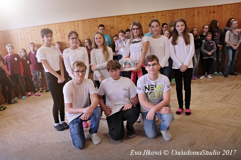 Vítězný tým se svou výhrou 'balíčkem mléčných výrobků'. 15