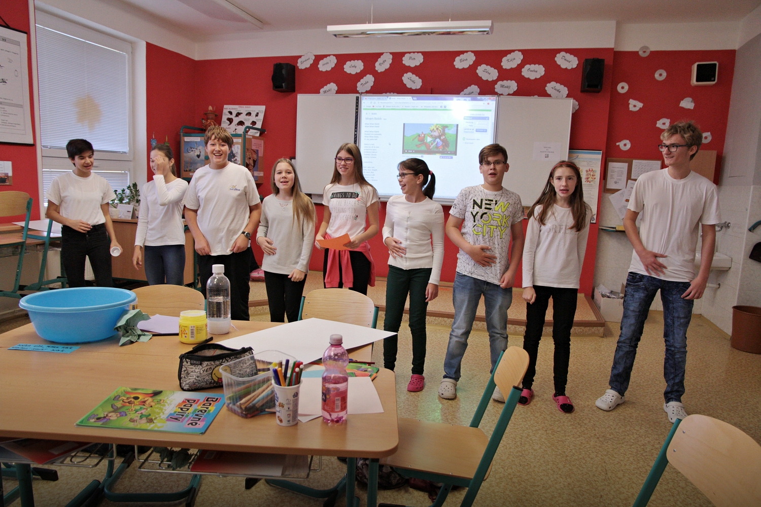 Na druhém stanovišti děti pronikly do tajů reklamy a reklamních kampaní. Po ukázce a diskusi o způsobech propagace výrobků si zvolily svůj mléčný produkt a vytvářely 'svou' reklamní kampaň. 2