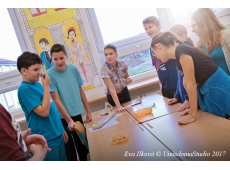Děti v učebně přivítal kostlivec a hra hádej, hádej, hadači, kde se pokoušely poznat vybrané kosti lidského těla (pozor na chyták). 7